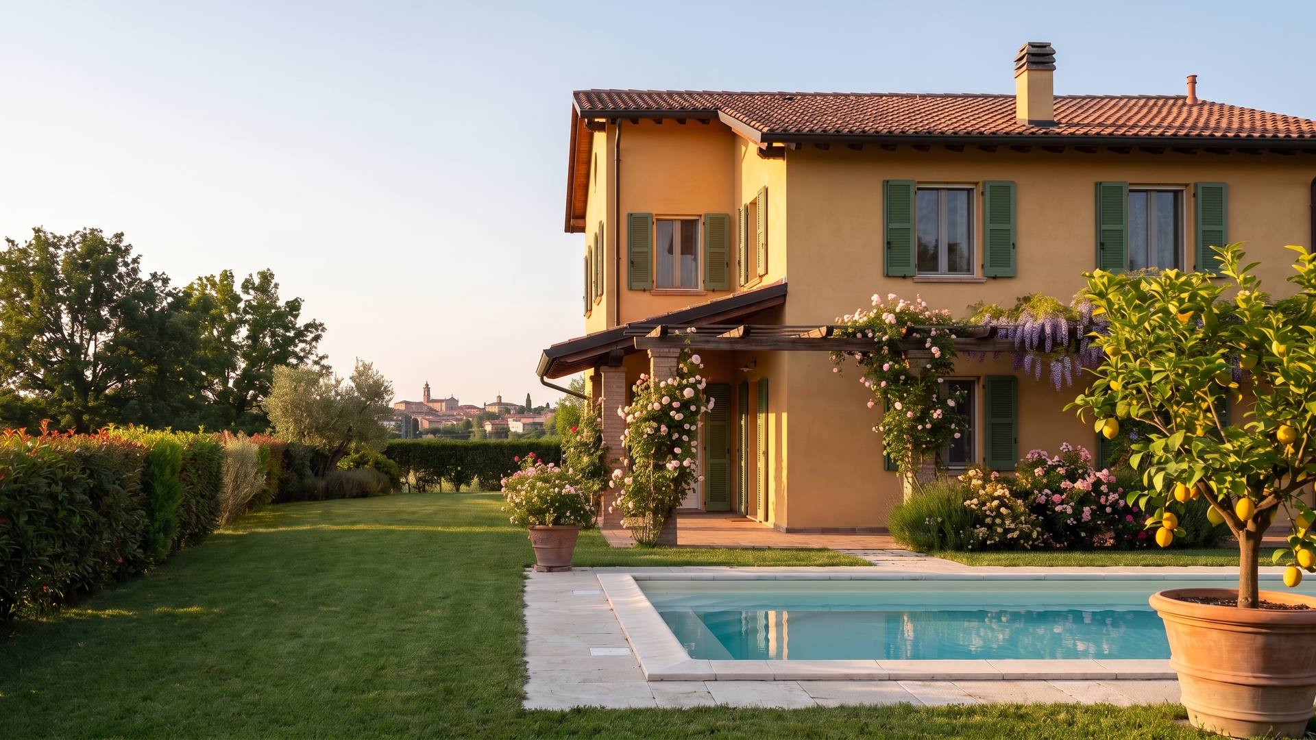 Casa a due piani con pergola e piccola piscina al tramonto (immagine illustrativa)